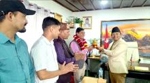 गाउँपालिका राष्ट्रिय महासंघ लुम्विनी प्रदेश तथा प्युठान जिल्ला गौमुखी गाउँपालिका अध्यक्ष एवम् नेपाली काँग्रेस प्युठान जिल्लाका सभापति श्री विष्णुकुमार गिरी लगायतको टोलीलाई साकेला गाउँपालिकामा स्वागत गर्नुहुँदै गाउँपालिका अध्यक्ष श्री रवि प्रकाश राई ।