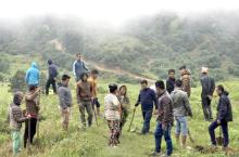 वातावरणमैत्री हरित पालिका बनाउने अभियान अन्तर्गत साकेला गाउँपालिकाद्वारा वडा नम्बर ३ खिदिमास्थित तावाभन्ज्याङ क्षेत्रमा गाउँपालिका अध्यक्ष रवि प्रकाश राईको नेतृत्वमा वृक्षारोपण गरिँदै ।